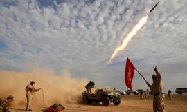 Các tay súng Shiite phóng tên lửa về phía phiến quân Nhà nước Hồi giáo trong một cuộc giao tranh ở ngoại ô thị trấn al-Alam, phía bắc Tikrit, hôm 8/3. Ảnh: Reuters.