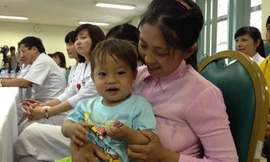 Bệnh nhi Vừ Mí Chá khỏe mạnh trong ngày xuất viện.