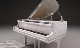 Cây đàn piano nạm kim cương xa xỉ này có giá bán 627.000 USD (tương đương hơn 14 tỷ đồng) và được đặt hàng bởi tỷ phú Sheikh ở Qatar.