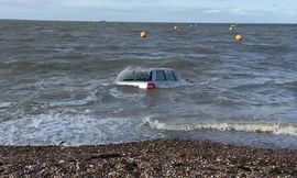 Chiếc Audi A6 bị thủy triều cuốn ra xa.