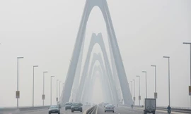 12h trưa 22/1, cây cầu dây văng lớn nhất Việt Nam phủ kín trong lớp sương mù dày đặc.