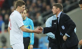 Steven Gerrard không ưa gì Stuart Pearce (ảnh trên) sau khi bị tước băng thủ quân trong toilet.