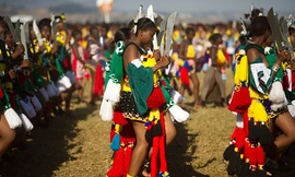 Các trinh nữ diễu hành trước khi tham dự lễ hội múa sậy. Ảnh: Telegraph.