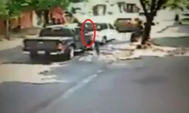 Kết cục thảm hại của 2 tên trộm bẻ gương ôtô giữa phố