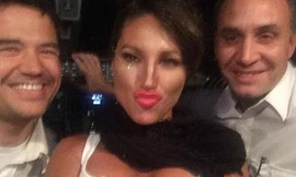 Một trong vài bức ảnh chụp cùng phi công trong buồng lái của nữ người mẫu đăng tải trên trang Twitter. Ảnh: Twitter