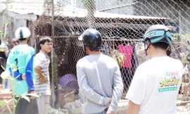 Thi thể phân hủy của người mẹ trong lu nước sau nhà.