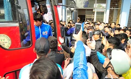 Sau khi xuống xe, Công Phượng và đồng đội đã bị CĐV Hải Phòng vây quanh.