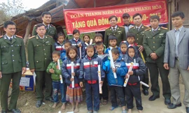 Công an Thanh Hóa tặng quà, áo ấm cho đồng bào vùng cao