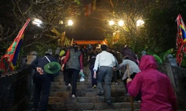 Năm nay khu vực nghỉ chân ở Hoa Yên đã được dỡ bỏ, ngay trong đêm, nhiều người đã leo thẳng lên Chùa Đồng.