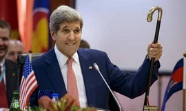 Ngoại trưởng J. Kerry với cây gậy chống “bất ly thân”.