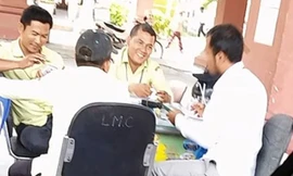 Nhân viên sòng Lasvegas ngồi đón khách tại cửa khẩu để phát vé lucky.