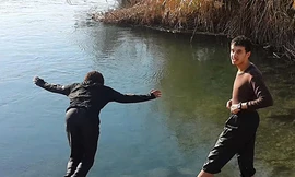 Một đôi vợ chồng là thành viên IS đang vui đùa bên sông Euphrates. Ảnh: AP.