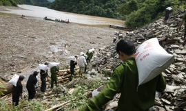 Băng rừng cứu trợ đồng bào người Mông xã Pú Xi 