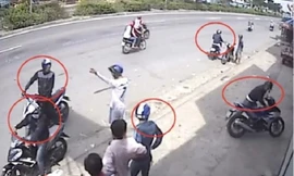 Năm thanh niên dàn cảnh trộm xe máy giữa ban ngày