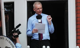 Canh chừng ông chủ WikiLeaks tốn 1 triệu bảng Anh
