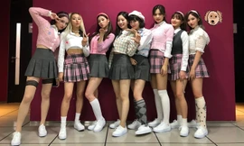 Cũng cắt bỏ nửa chiếc áo blazer giá 75 triệu nhưng stylist của TWICE bị chê mix đồ xấu