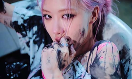 Netizen tranh cãi stylist đã mặc chiếc áo phông cho Rosé kiểu gì trong MV Lovesick Girls