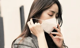 Đeo khẩu trang khiến mặt nhiều mụn hơn, phải giải quyết sao đây?