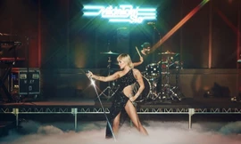Trang phục tôn dáng của NTK Công Trí giúp Miley Cyrus khoe trọn đường cong quyến rũ