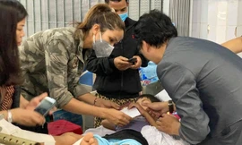 Hoa hậu H’Hen Niê lội bùn, trực tiếp đến thăm nạn nhân vụ sạt lở đất ở tỉnh Quảng Nam