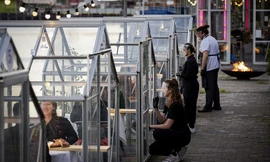 Hẹn hò thời COVID-19: Đến nhà hàng và ăn tối trong lồng kính mini lãng mạn như cổ tích