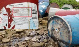 Thùng phuy chứa chấy nguy hại vứt ven sông Hồng.