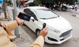 Nhiều trường hợp ô tô bị dán thông báo ngày đầu xử phạt ‘nguội’