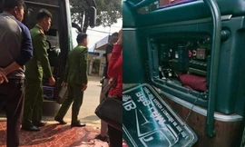 Cơ quan chức năng kiểm tra chiếc xe khách.