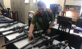 Công an thu giữ nhiều linh kiện súng săn. Ảnh: ANTĐ