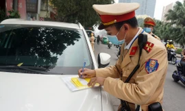 CLIP: CSGT Hà Nội dán thông báo lên ô tô vi phạm dừng đỗ như thế nào?