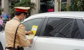 Cận cảnh CSGT dán thông báo phạt 'nguội' ô tô dừng đỗ sai quy định