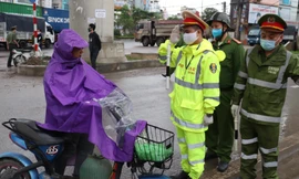 Hàng chục trường hợp bị xử phạt ngày đầu thực hiện lệnh 'hạn chế ra đường'