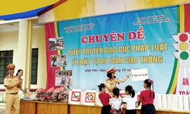 Cục CSGT phối hợp với Công an huyện Cát Hải (Hải Phòng), UBND xã Việt Hải tổ chức phổ biến tuyên truyền pháp luật về bảo đảm TTATGT.