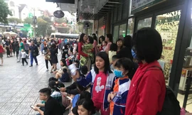 Nhiều người tháo chạy xuống sảnh khi xảy ra vụ cháy.