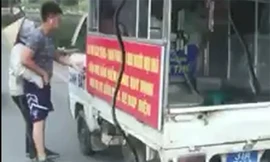 Hình ảnh giằng co giữa người phụ nữu và nam thanh niên. Ảnh cắt từ clip.