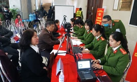 Những người đầu tiên ở Hà Nội làm căn cước công dân gắn chip