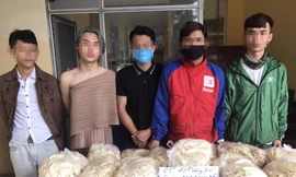 Công an tiến hành kiểm tra quán bar. Ảnh Công an TP Hà Nội