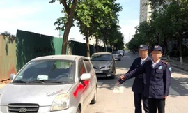 Xịt sơn vào xe và văn hóa chung cư