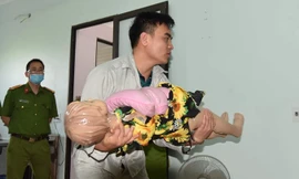 Thao thực hiện lại hành vi phạm tội của mình. Ảnh Công an cung cấp.