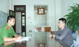 Đối tượng Tùng 'Bake' tại cơ quan công an. Ảnh: Công an Lào Cai.