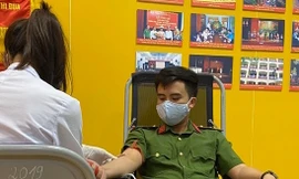 Cán bộ chiến sĩ Công an quận tham gia hiến máu.