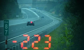 Chiếc ô tô chạy quá tốc độ cho phép