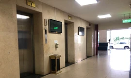 Thang máy tòa nhà N03 Chung cư 25 Lạc Trung. Ảnh: Dân Trí