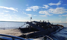 Tàu chở cát bỏ chạy khi bị lực lượng chức năng kiểm tra. Ảnh: Ngọc Lâm