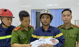 Bé sơ sinh được đưa ra ngoài an toàn. Ảnh CAHN