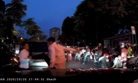 Sau va chạm, hai tài xế ô tô bỏ xe lao vào đánh nhau giữa đường
