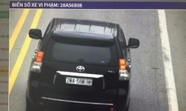 Chiếc Toyota màu đen dán băng dính đen sửa biển số chạy trên cao tốc.