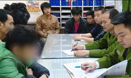 Công an làm việc với nhóm công nhân.