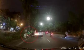 Tài xế Mazda CX5 dùng gậy vụt vào đầu người đi xe máy vì bị ‘nhắc nhở’