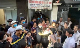 Hình ảnh bé sơ sinh được cứu ra ngoài. Ảnh Facebook.